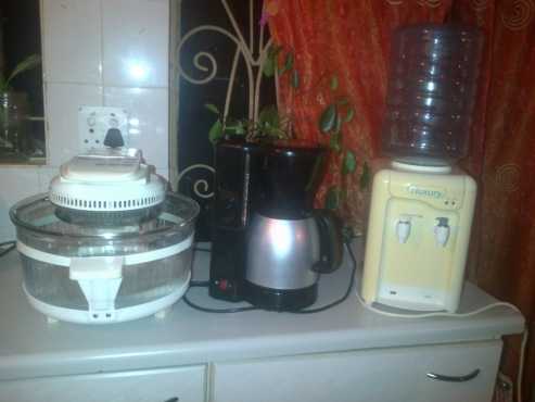 Te Koop, Easy Cook Turbo MiltiOven, Koffie Masjien en Little Luxury cooler.