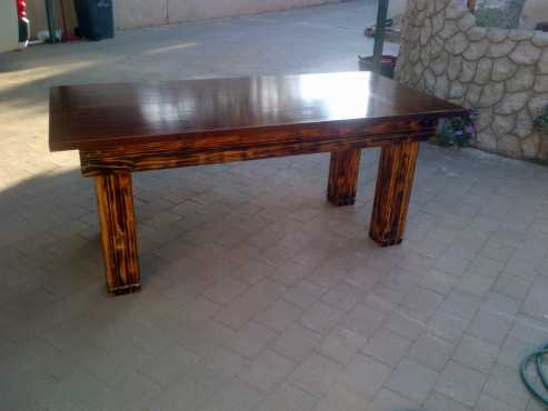 Te koop, soliede hout tafel vir enige gebruik.