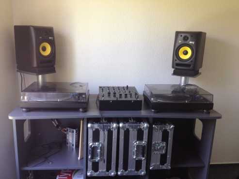 Technics sl1210 mk5, pioneer djm800, traktor, monitors