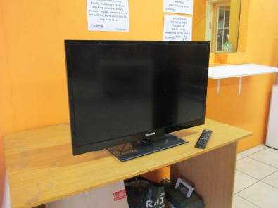 TELEFUNKEN 32 INCH LED TV WITH REMOTE IN GREAT