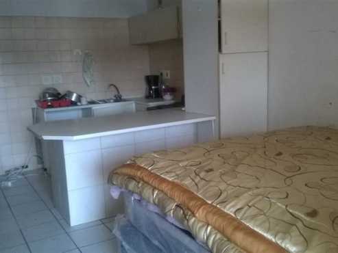 The Hill open plan bachelor flat to let for R2100