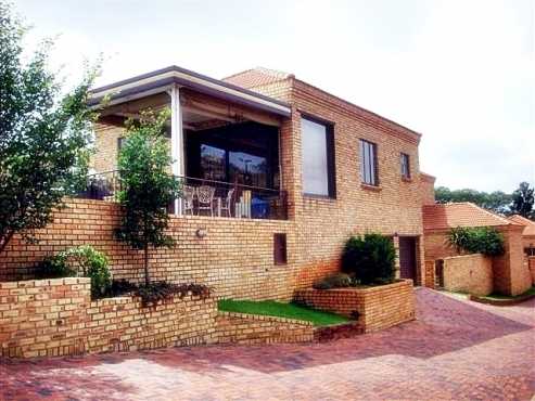 This is an extremely neat Townhouse in Kenmare Extension 4, Krugersdorp with fantastic views.