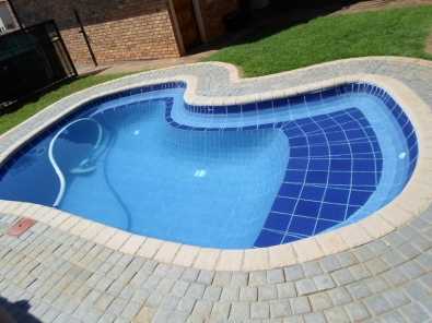 Tiling of swimming pools