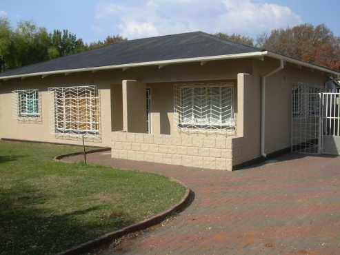 TO LET VANDERBIJLPARK  Spacious 3 Bed house, dining room, sitting room, with 1 Bed flat, Lock-up G