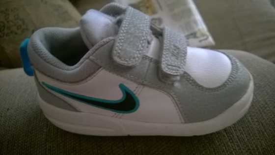 Toddler Nike Takkies size 8