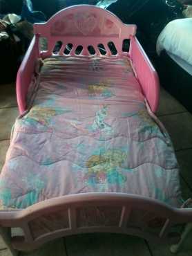 Toddler princess bed with mattress and frozen bedding