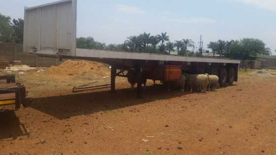 TOHF Trailer. Tri-axle platform