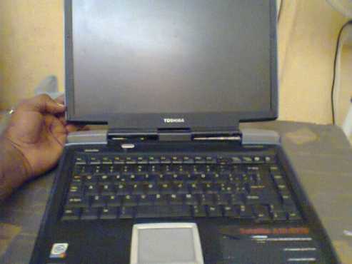 Toshiba Laptop computer. old model .is working but with broken  hinges