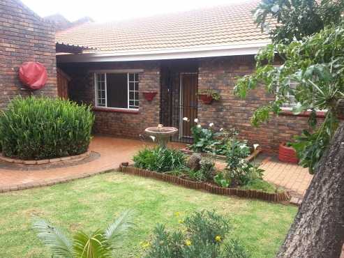 Townhouse, in Birchleigh, Call after 09h00 daily 0824909391 3x Beds, 2x Bath, Dgarages, Lappa etc