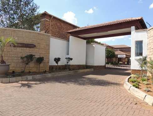 TOWNHOUSE TO RENT OAKHURST ESTATE, BARTLETT, BOKSBURG