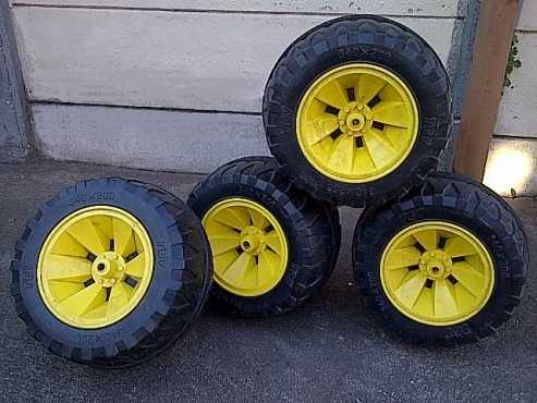 TOY CAR PLASTIC WHEELS