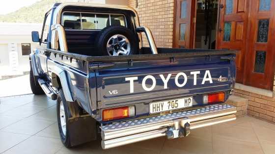 Toyota 2014 Land Cruiser 4x4 V6 4 litre Petrol with R75 000 worth of extras