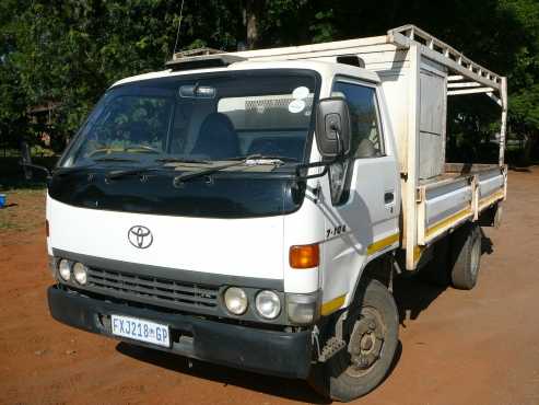 TOYOTA DYNA 7-104 4 TON TRUCK