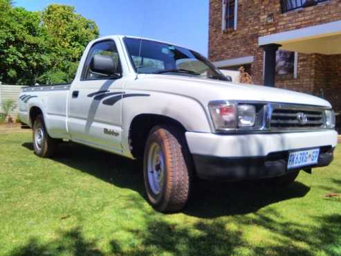 Toyota hilux 2.4 diesel lwb 2000 model