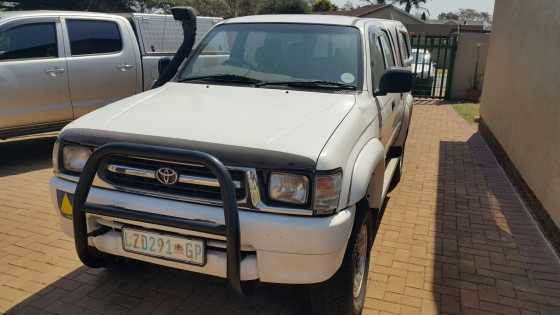 toyota hilux 2.7 2000model