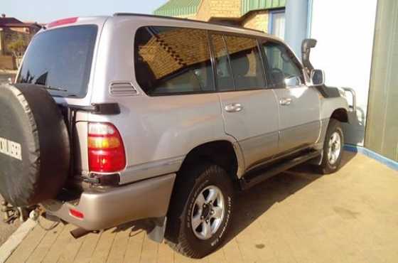 Toyota Land Cruiser 100 4.7 V8 32V 1998 for sale.