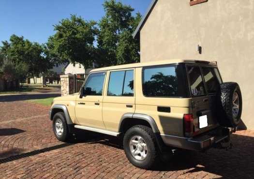 Toyota Land Cruiser 76 LX Station Wagon