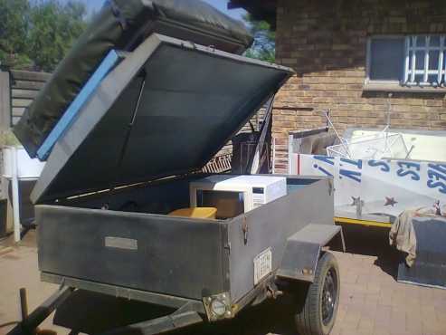 Trailer with lid