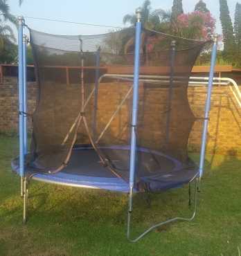 TRAMPOLINE WITH SAFETY NET