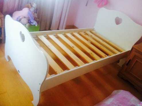 Treehouse Heart Bed and 2 safety rails for sale. Like new