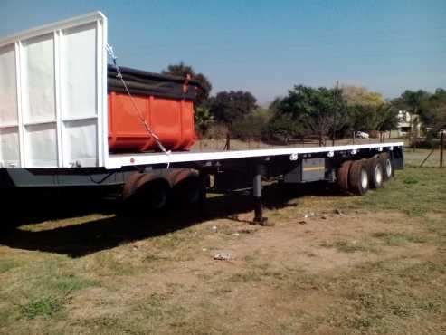 Tri Axle Flatdeck with container locks