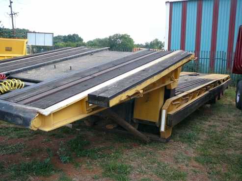 TRI-AXLE LOWBED TRAILER