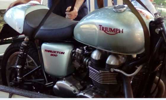 Triumph Thruxton 900