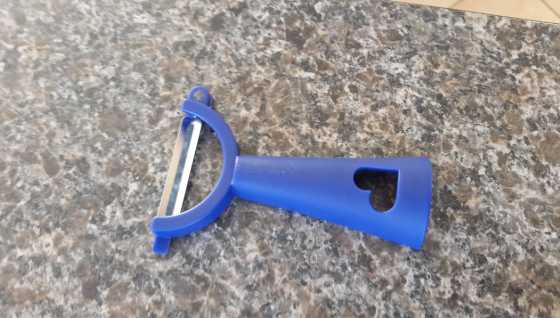 Tupperware Vegetable Peeler