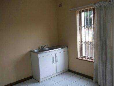 Turfontein 1bedroomed garden cottage to let