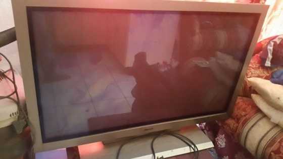 Tv is n normale flat screen tv nie hd nie