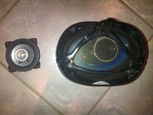 Twee Dixon 6x9 speakers en twee klein speakers