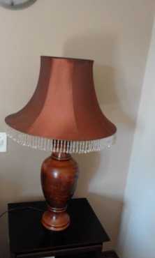 Twee pragtige hout  lampe met elkeen twee lamps skerms