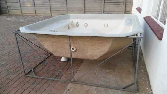 Tweedehandse Jacuzzi in raamwerk