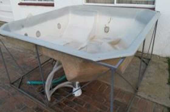 Tweedehandse Jacuzzi in raamwerk te koop