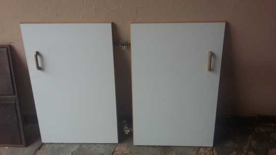 TWENTY (20)MELEMINE CUPBORD DOORS WITH HANDLES AND HINGES