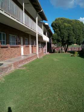 Two bedroom flat to share in Edleen,Kemptonpark