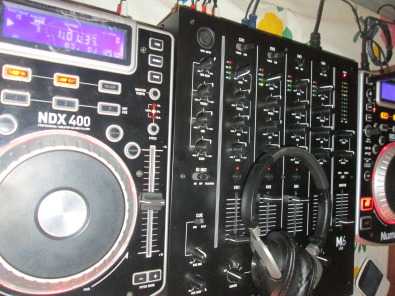 Two Numark NDX400 Cdj039s and M6 4mixer R6300
