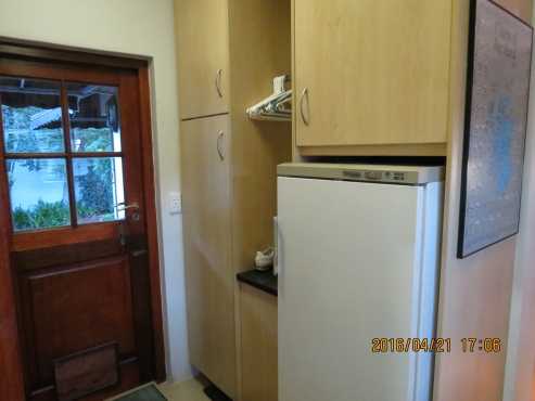 Two Tone Maple 2mm Impact Kitchen with Granite, Bloom Hinges and Metabox Runners