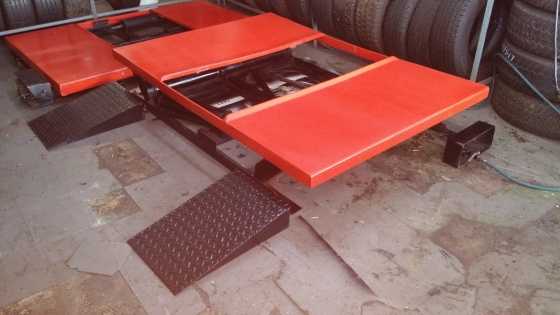 TYRE STRIP MACHINE AND LOW LEVEL LIFT