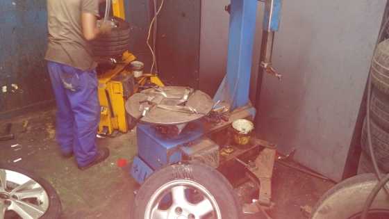 TYRE STRIPPER AND LOW LEVEL LIFT