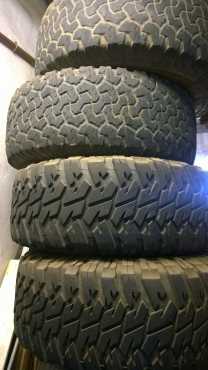 Tyre with rims 33quot x12.5  x R15