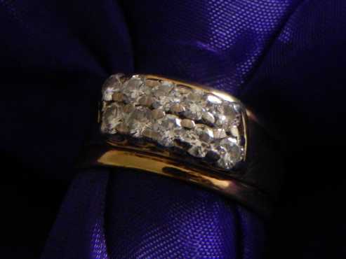 Unieke goue ring met 10 diamante (altesaam 1.00kt vir n bargain prys