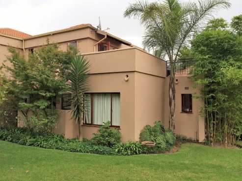 Upmarket and secure 2 bedroom 2 bathroom townhouse in Lonehill