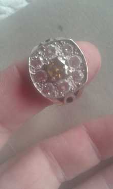 urgent sale diamond ring with 6 diamonds biggest size 34 carate