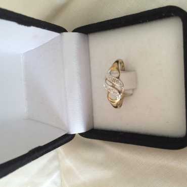 Urgent sale- Stunning 9ct gold ring