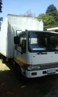 urgent sale Toyota honors 5Ton closed body