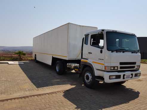 Used Mitsubishi Fuso FP18-350 2011 with a Henred Movers Trailer