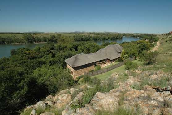 VAAL RIVER Rock Thatch Hiveaway