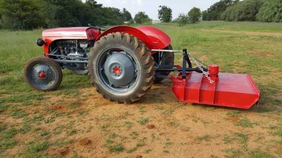 Vaaljapie trekker met 1.2m slasher, nuwe carburator, toplink, driveshaft, slasher gearbox