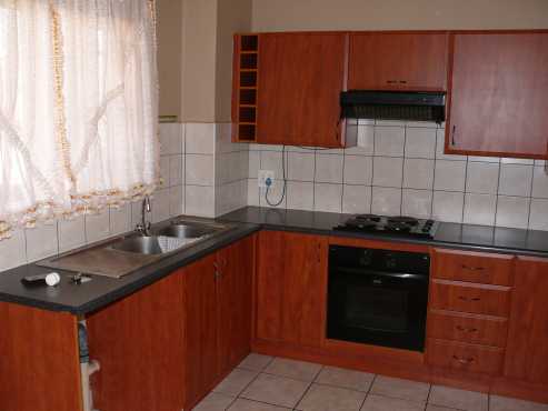 VACANT, WALK TO GAUTRAIN BUS STOP, GYM AND SHOPS ACROSS THE STREET,